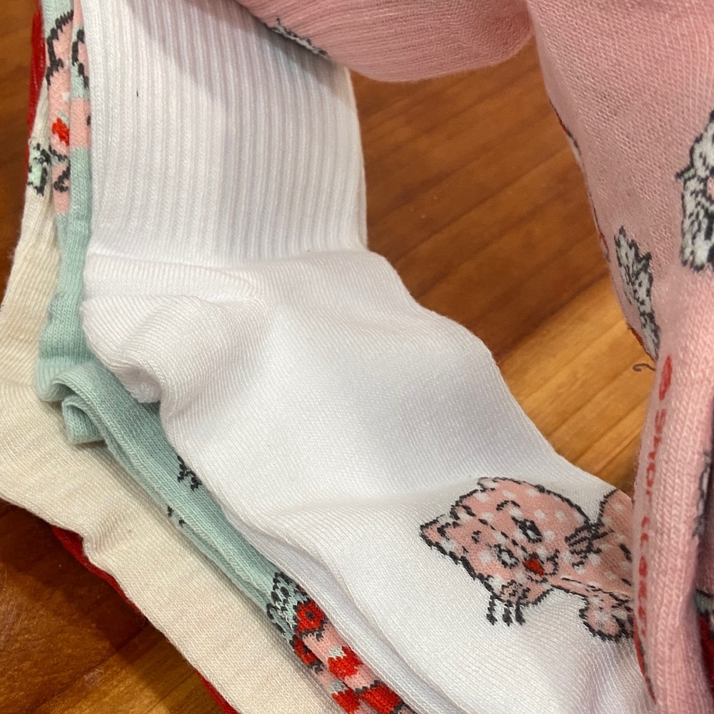 Strawberry Shortcake Themed Socks (5 PAIRS) - Picture 4 of 7
